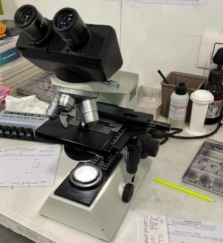 Binocular microscope for hematology examination